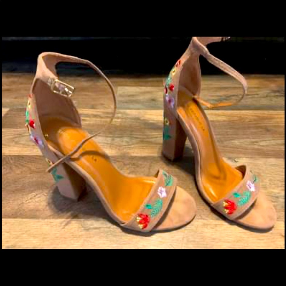 Embroidered tanned sandals